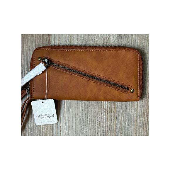 Free People Distressed Vegan‎ Wallet in Brown NWT - Picture 4 of 8